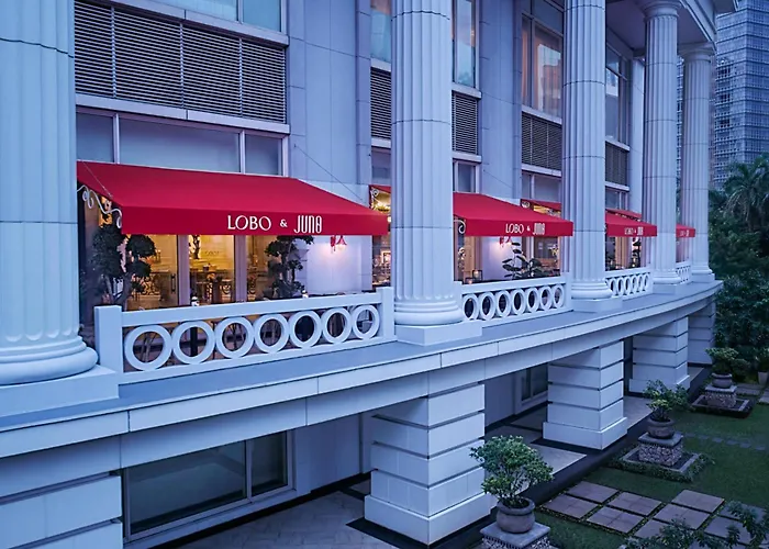 The Ritz-Carlton Jakarta, Mega Kuningan